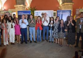 Los reprentantes del PP, al finalizar el acto, ayer.