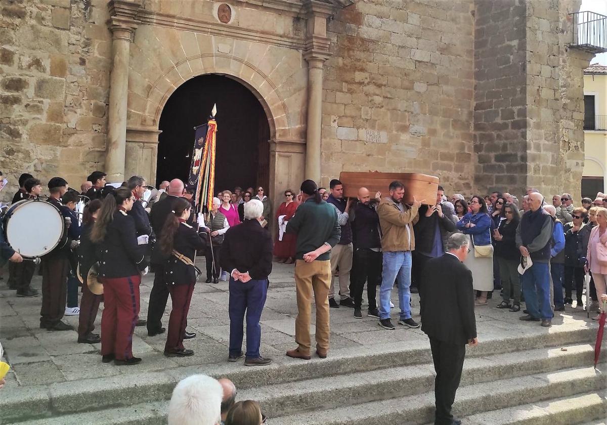 Multitudinaria despedida a Antonio Flores, quien fuera director de la banda de música