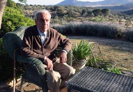 José María Cabrera, en su hogar en Pago de San Clemente, apreciando una puesta de sol