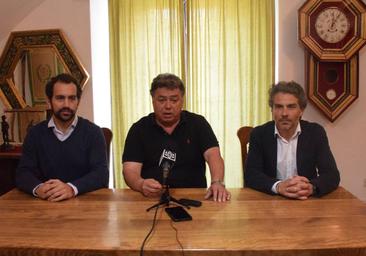 el alcalde, José Antonio Redondo, escoltados por los dos expertos