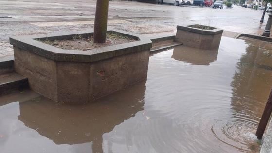 El aguacero inunda calles, locales comerciales y cocheras