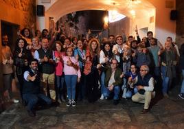 Inés Rubio junto a militantes en la fiesta del PP, tras ganar las elecciones