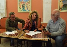 Inés Rubio, con dos compañeros del partido.