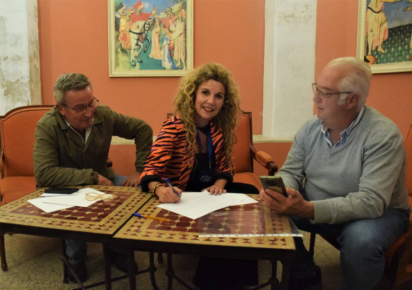 Inés Rubio, con dos compañeros del partido.