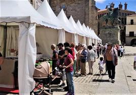 Participantes en la feria, ayer