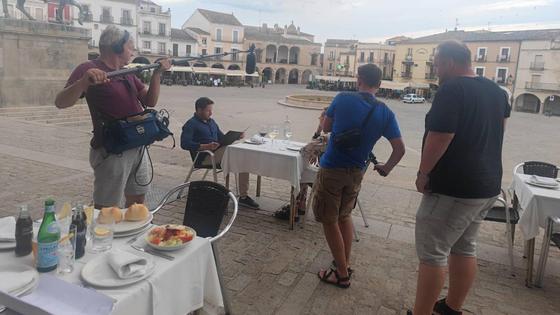 Televisiones danesas y una checa ruedan en la parte antigua de la ciudad