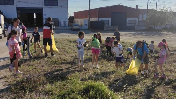 Menores, junto a sus familiares, limpian una zona del entorno de San Lázaro