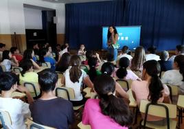 La magistrada Patricia Gutiérrez, con los menores