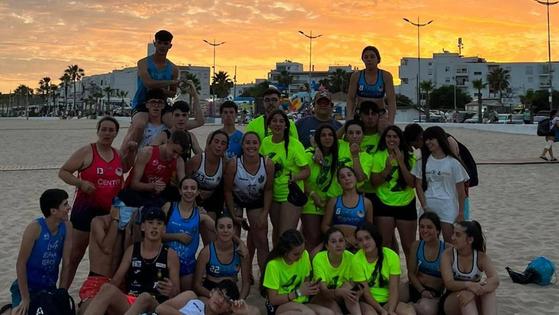El balonmano playa está de moda en la ciudad