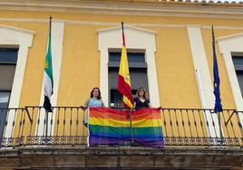 La concejala de Cultura y la alcaldeasa enel balón, junto a la bandera arcoiris