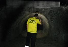 Un efectivo de DYA busca debajo de un puente.