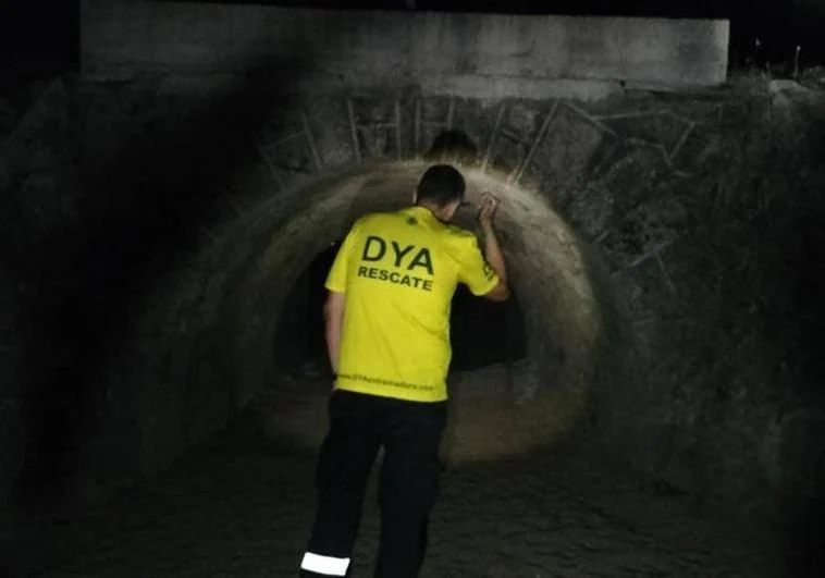 Un efectivo de DYA busca debajo de un puente.
