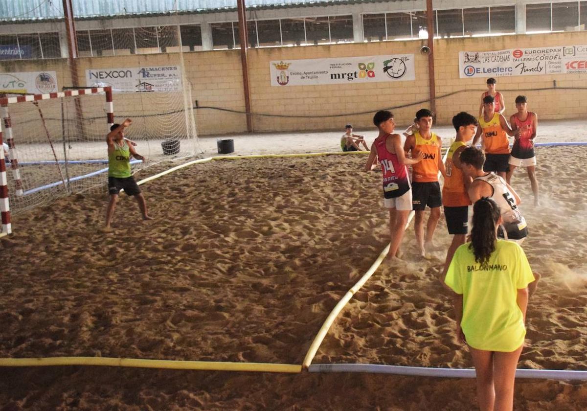 47 equipos participan en el III Torneo de balonmano playa Ciudad de Trujillo