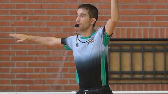 El árbitro trujillano de baloncesto que salta muy alto
