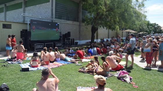 Decenas de personas vibran con la Selección Española femenina de fútbol en la piscina municipal