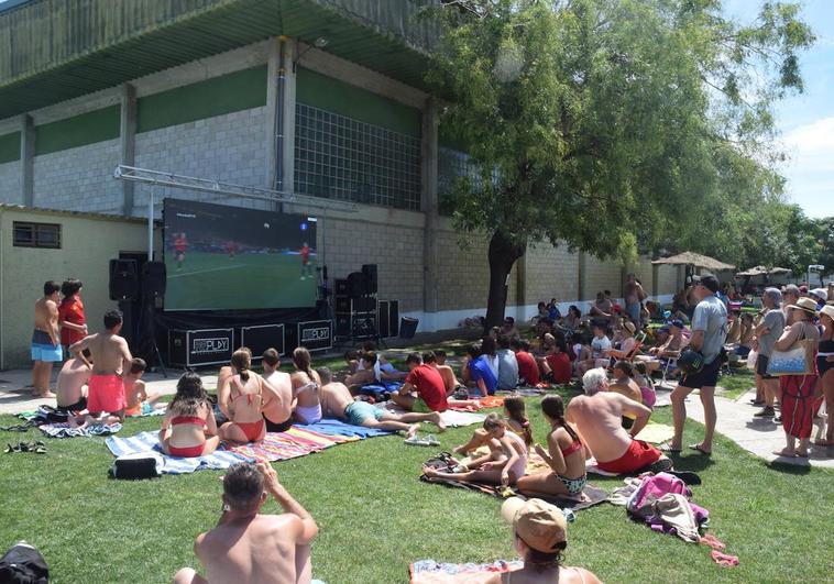Decenas de personas vibran con la Selección Española femenina de fútbol en la piscina municipal