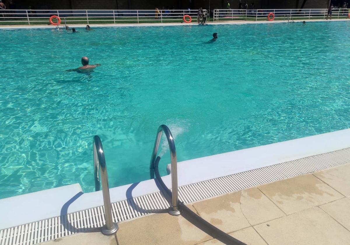 Pide colaboración ciudadana ante los actos vandálicos surgidos en la piscina