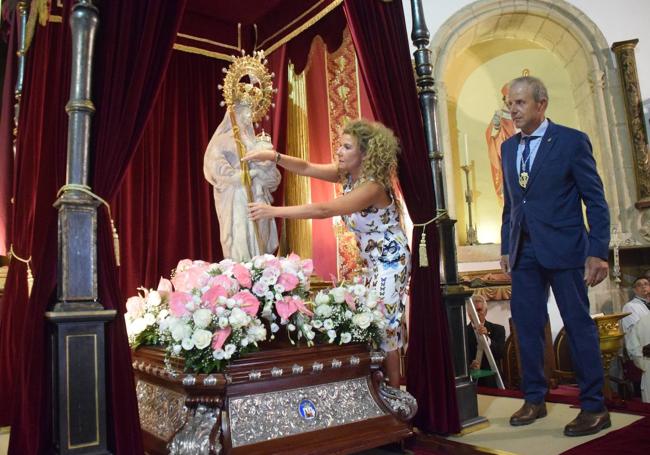 La alcaldesa cedió el bastón de mando de la ciudad