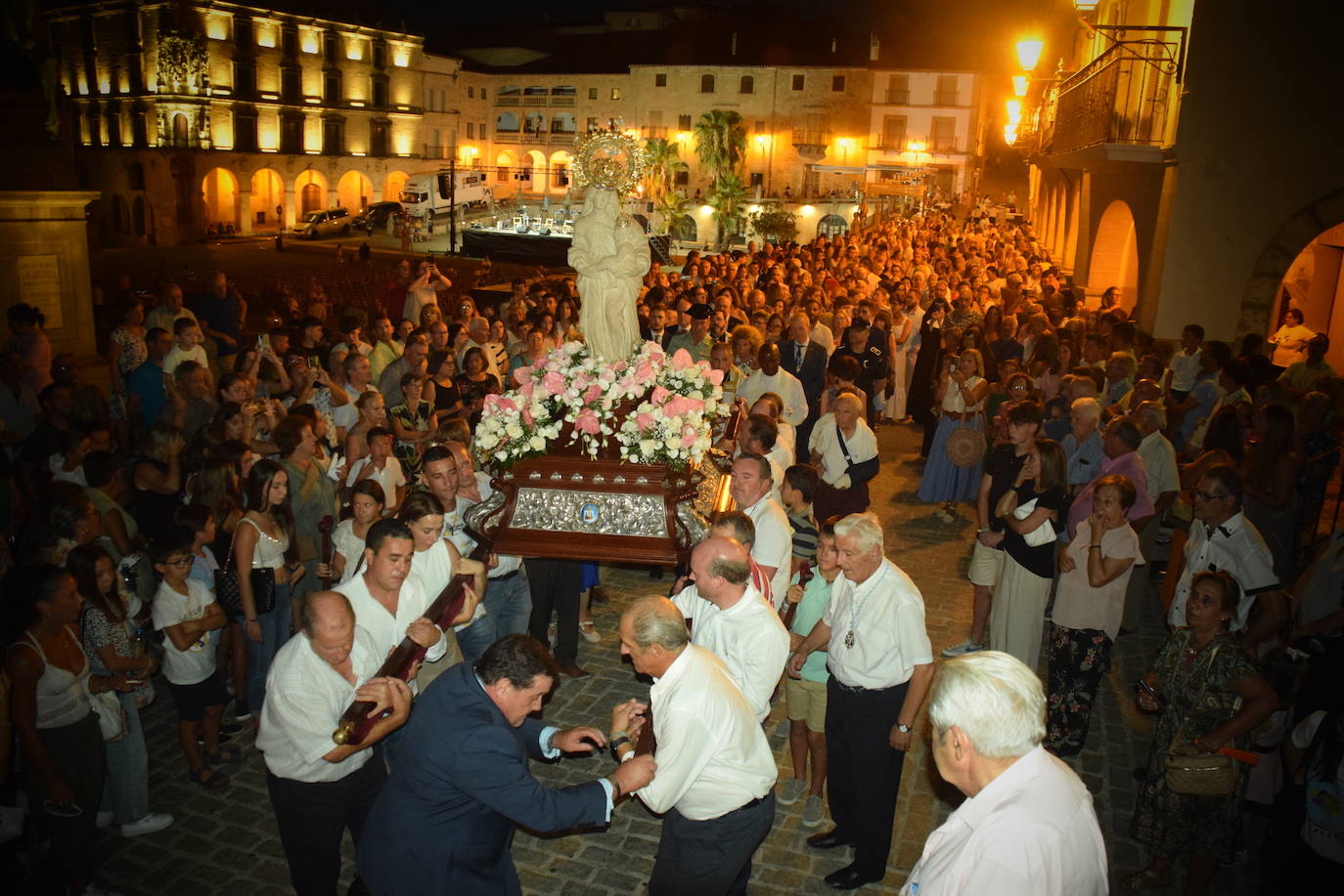 La bajada de la Patrona, bajo un intenso calor