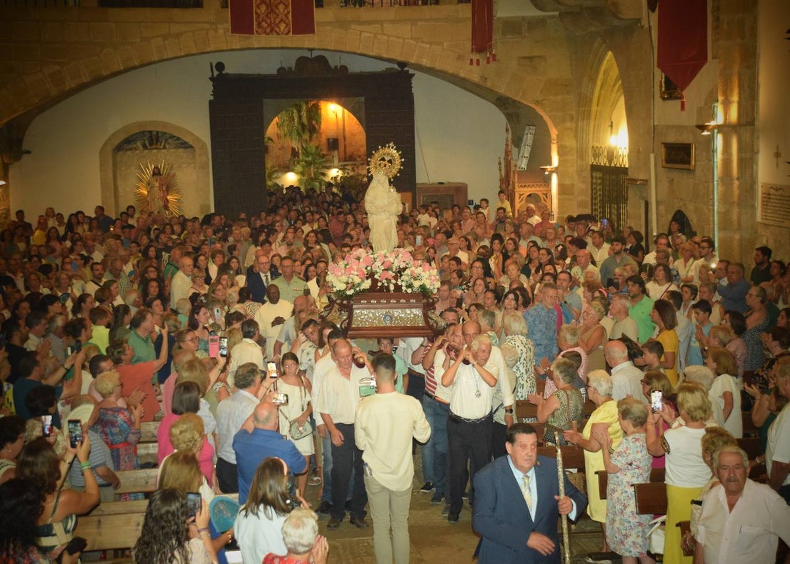 La bajada de la Patrona, bajo un intenso calor