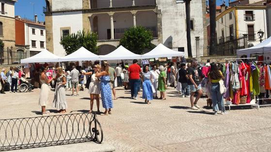 El III Mercadillo Outlet recibe una gran afluencia de público los dos días