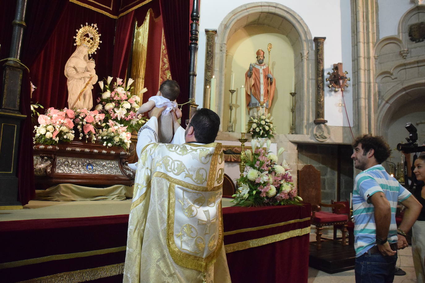 Presentación de los bebés a la Virgen