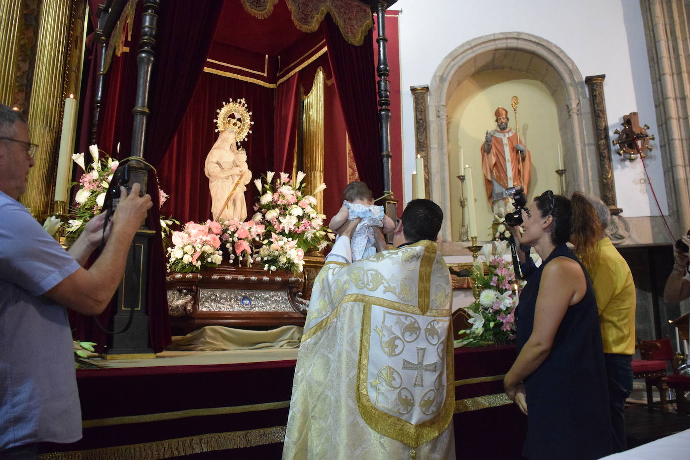 Presentación de los bebés a la Virgen