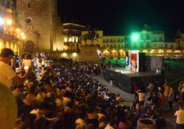 Cientos de menores llenan las escalinatas de la plaza para disfrutar con Peneque