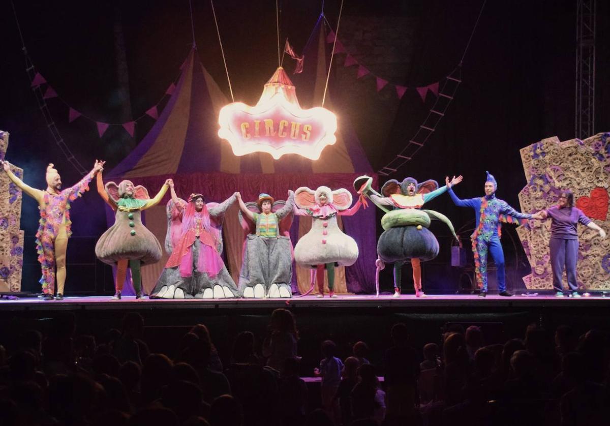 El saludo de los personajes, al final del espectáculo de 'Dumbo, el musical'
