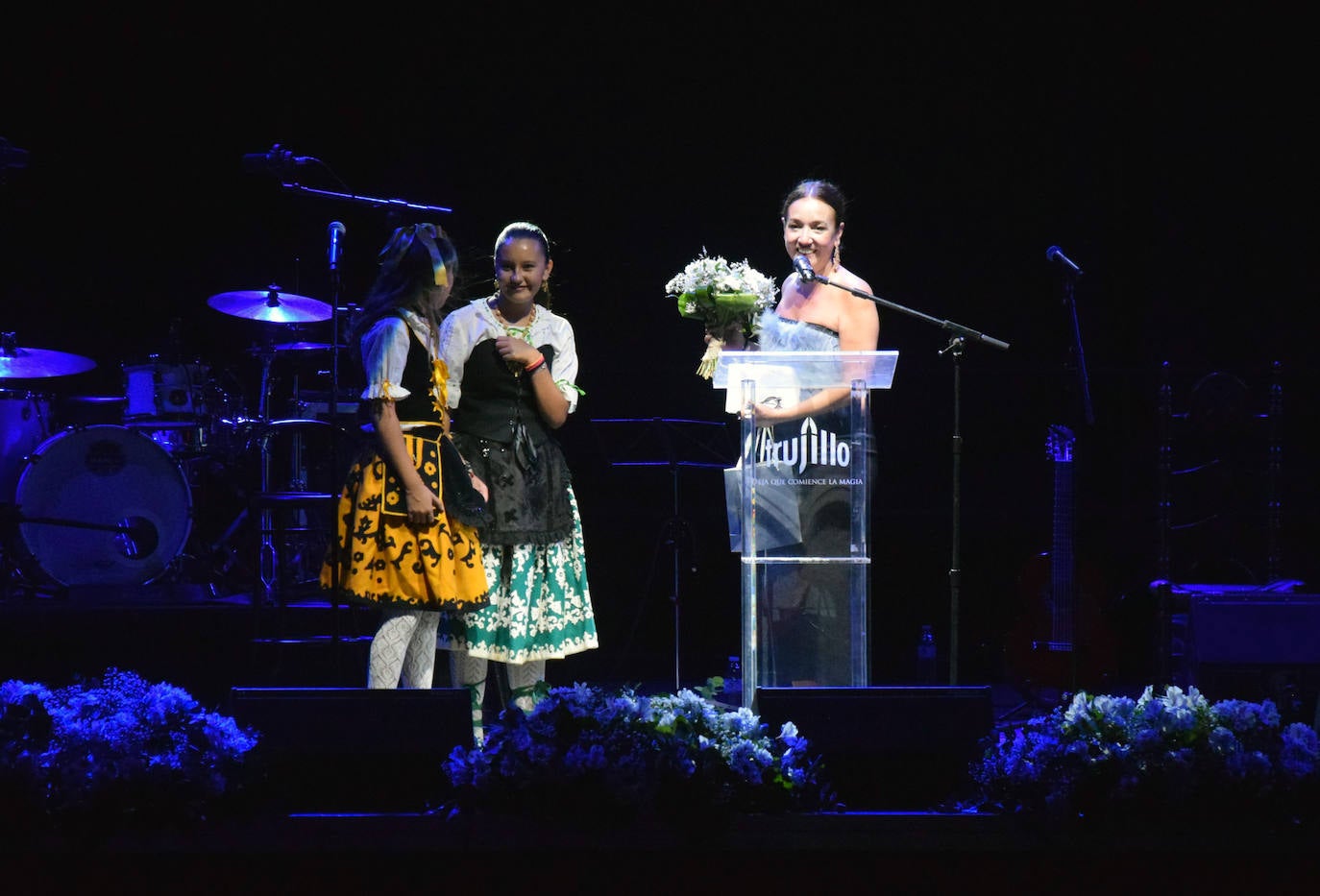 La pregonera de las fiestas, recibiendo un ramo de flores,por su interveción.