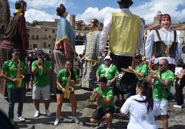 Cientos de personas disfrutan de la jornada festiva