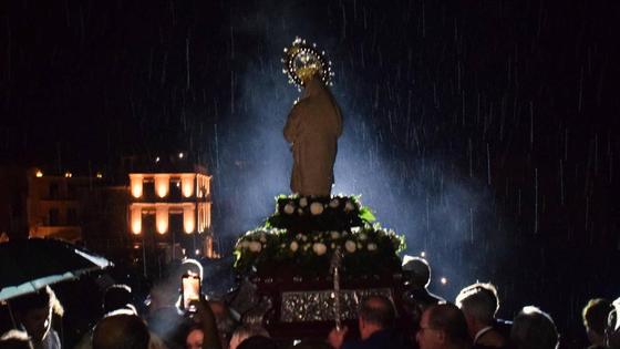 La lluvia no puede con el canto himno Salve en la plaza Mayor