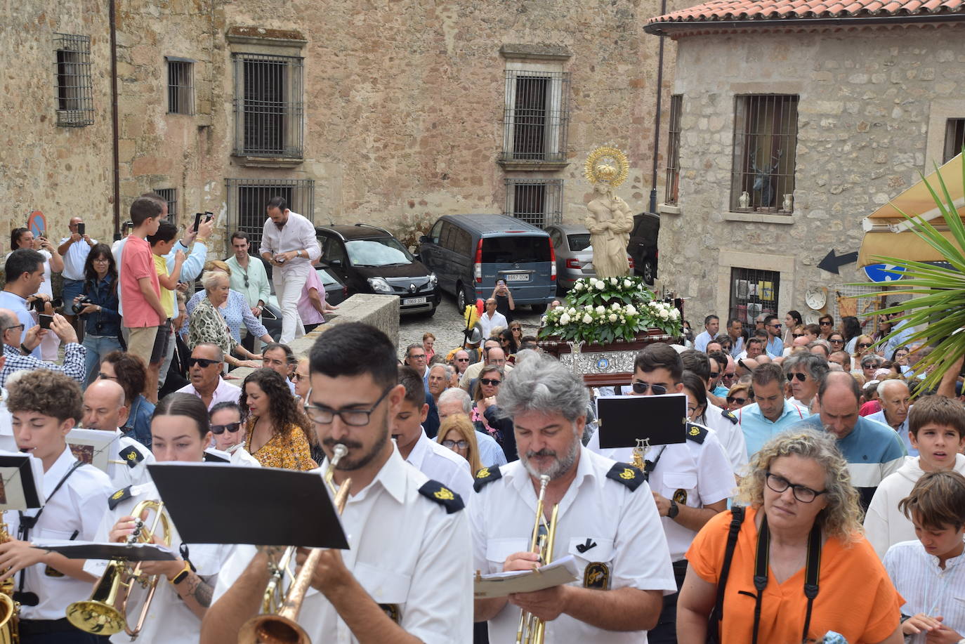 Subida, en procesión, de la Patrona al castillo