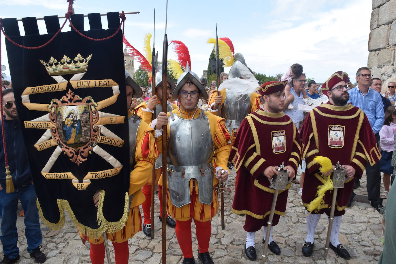 Subida, en procesión, de la Patrona al castillo