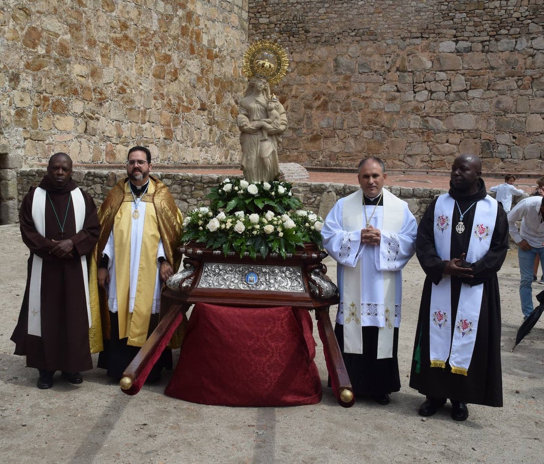 Subida, en procesión, de la Patrona al castillo