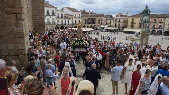 Subida, en procesión, de la Patrona al castillo