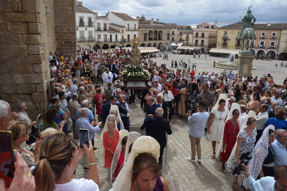 Subida, en procesión, de la Patrona al castillo