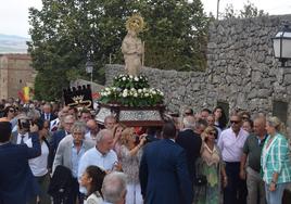 Devotos y devotas participan en la subida, en procesión, de la Patrona al castillo