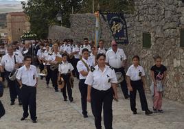 La banda de música Antonio Flores, en la subida a la Patrona, en procesión.