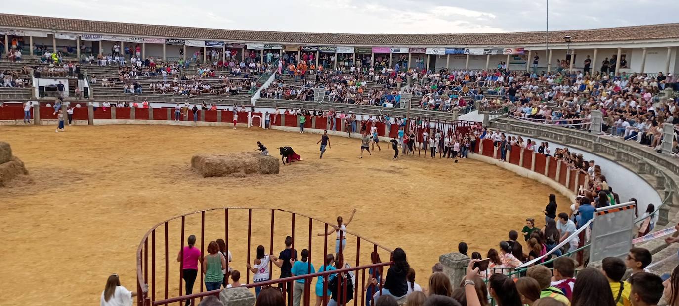 Ambiente festivo del día de la capea de las mujeres