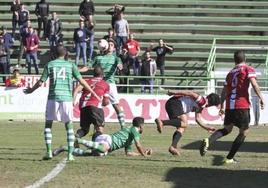 El Azuaga denuncia insultos racistas de un jugador del Trujillo y el club celeste, una agresión