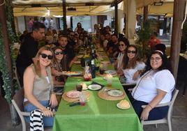 Una de las peñas participantes en las fiestas, en el día de la capea de las mujeres