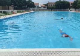 Usuarios en la piscina municipal este jueves.