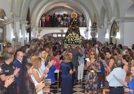 La entrada de la Virgen a la iglesia, ayer.