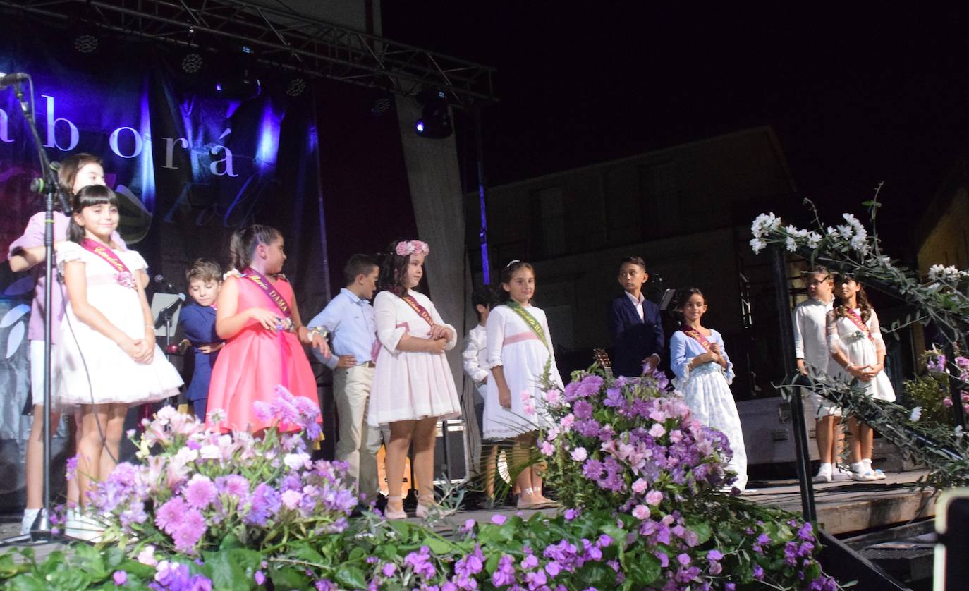 Damas infantiles, junto a la reina.