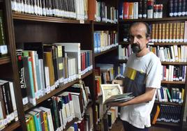 José Manuel Ortega, en la biblioteca municipal