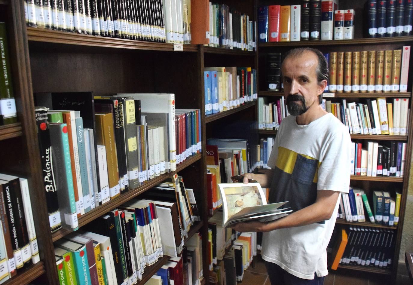 José Manuel Ortega, en la biblioteca municipal