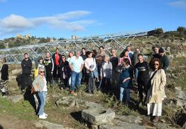 Vecinos que se concentraron ayer, juno a una de las torretas