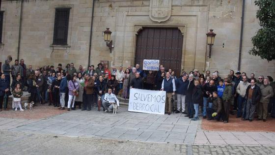 Más de 130 personas se unen para protestar por las torretas en el berrocal