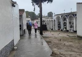 Los cementerios tienen un contiguo goteo de personas, a pesar del mal tiempo